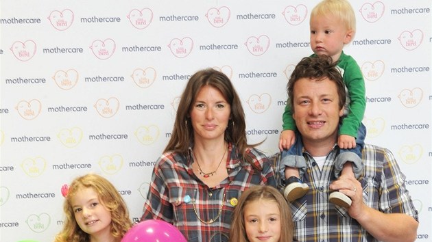 Jamie Oliver se svými čtyřmi dětmi a manželkou