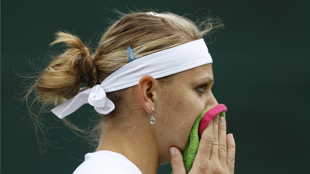 ZAMYLEN. Lucie afov si otr obliej runkem v zpasu 1. kola Wimbledonu. 