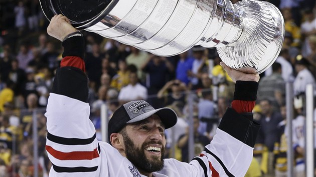 S TROFEJ. Michal Rozsval z Chicaga svr pohr pro vtze Stanley Cupu. 