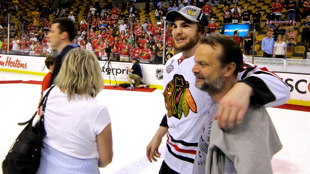 S TTOU. Michael Frolk se pmo na led zdrav se svmi blzkmi po triumfu ve Stanley Cupu. 