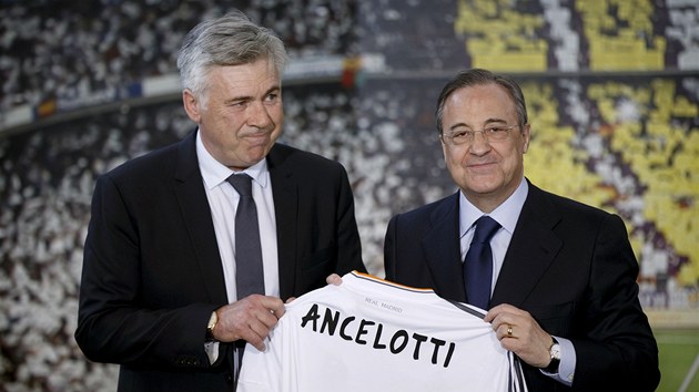 PEBR NEJSLAVNJ TM SVTA. Trenr Carlo Ancelotti (vlevo) na tiskov konferenci, na kter byl pedstaven jako nov kou Realu Madrid. Symbolick dres mu pedv klubov prezident Florentino Prez.