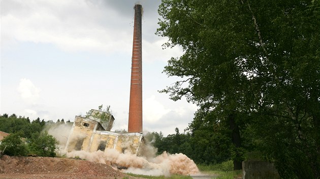 Vce ne 60 metr vysok cihlov komn bval textiln tovrny na Asku a pilehlou kotelnu poslali stelmisti k zemi.