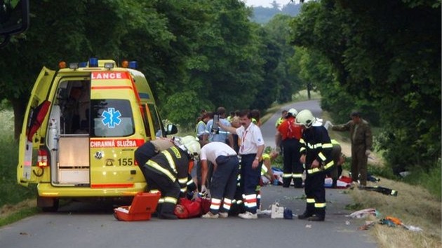 Pi nehod se zranil idi i dva spolujezdci. Ti nebyli pipoutan a z vozu vypadli, jeden z nich po pevozu do nemocnice podlehl vnm zrannm.