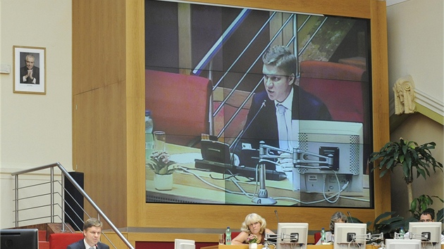 Nový primátor Tomá Hudeek v zábru kamer na zasedání zastupitelstva