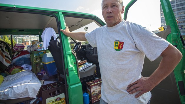 Ve vozidle, které bude Jaroslava Holíka na jeho putování doprovázet, nesmí scházet pivo jako bakšiš pro ruské policisty.