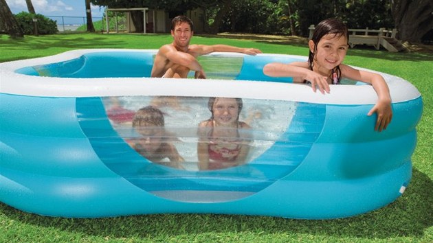 Malý bazén s okénky si užijí hlavně děti. Dospělí se rádi přidají.