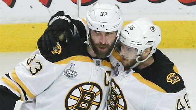 David Krej (vpravo) a Zdeno Chra z Bostonu v ptm finle Stanley Cupu.