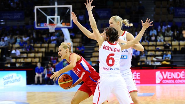 Srbsk basketbalistka Milica Daboviov prochz eskou obranou.