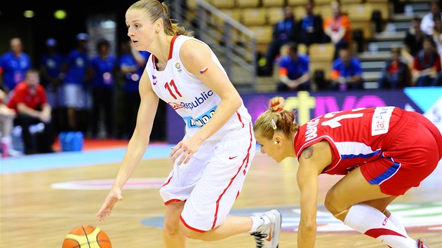 esk basketbalistka Kateina Elhotov (vlevo) unik, sleduje j Milica Daboviov z tmu Srbska.