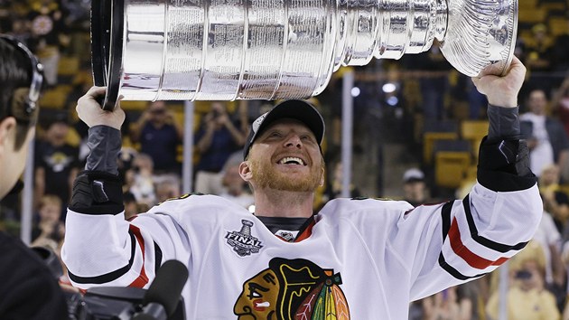 Marin Hossa se Stanley Cupem nad hlavou