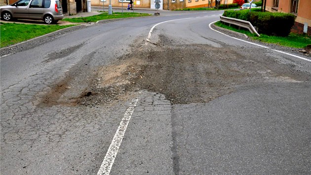 Silnice ve Slnsk ulici v obci Smeno na Kladensku.