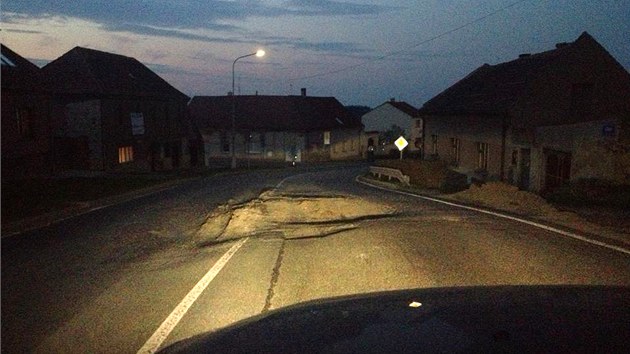 Silnice ve Slnsk ulici v obci Smeno na Kladensku pedstavuje zejmna v noci skuten nebezpe.