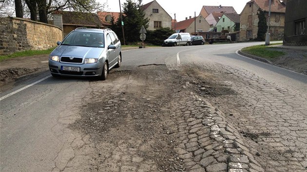 Silnice ve Slnsk ulici v obci Smeno na Kladensku je v katastroflnm stavu. Ped pti lety pitom prola celkovou rekonstrukc.