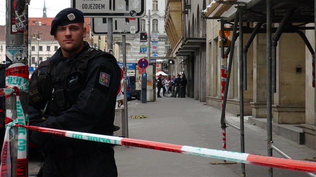 Policie uzavela kvli pepaden cestovn kancele Fisher celou Revolun ulici. 