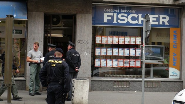 Policie uzavela kvli pepaden cestovn kancele Fisher celou Revolun ulici. 