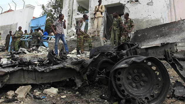 Ped komplexem OSN v somlskm Mogadiu nejdv vybuchlo auto naplnn vbuninou. Pak dovnit vtrhli ozbrojenci a zabili nejmn 22 lid.
