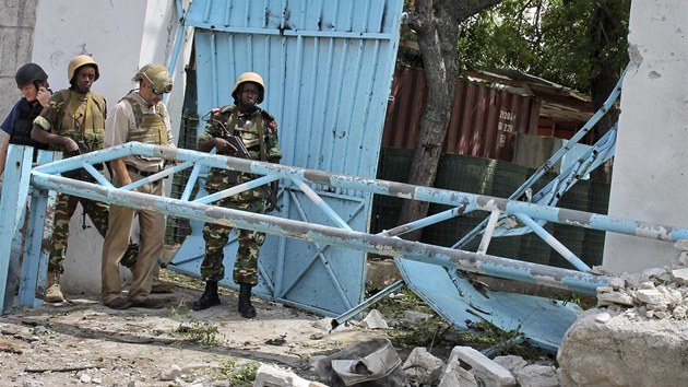 Ped komplexem OSN v somlskm Mogadiu nejdv vybuchlo auto naplnn vbuninou. Pak dovnit vtrhli ozbrojenci a zabili nejmn 22 lid.