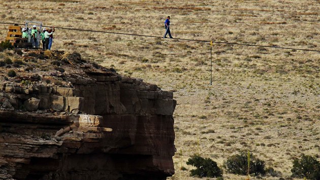 Wallenda el ve vce 457 metr nad zem bez jakhokoli jitn. Lano pes Grand Canyon bylo dlouh vce ne 400 metr a mlo prmr 5 centimetr.