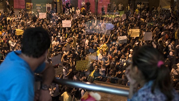 Lid sleduj protesty v Rio de Janeiru.