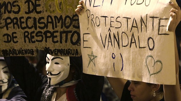 Na demonstraci v Porto Alegre (24. ervna) dr mu v masce Guye Fawkuse npis "Nepotebujeme lit, chceme respekt." ena vedle nj m na papru napsno "Ne kad protestant je vandal."