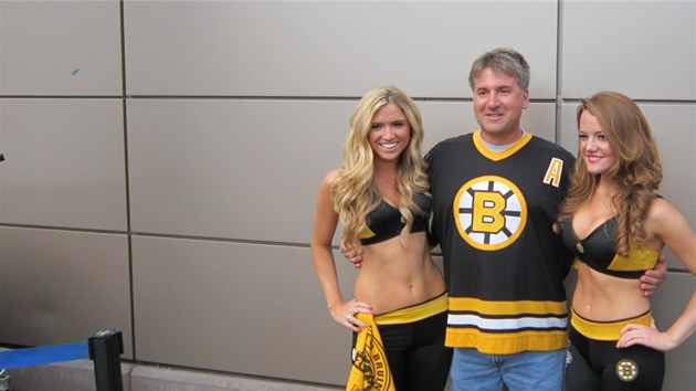 CO NA TO EKNE MANELKA? Fanouek hokejovho Bostonu si podil spolenou fotografii s lepmi hosteskami.