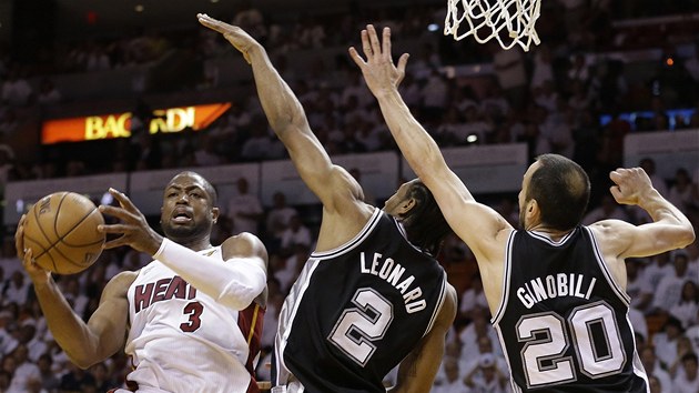 Dwyane Wade (vlevo) z Miami najd ke koi proti pesile San Antonia. Brn ho Kawhi Leonard a Manu Ginbili.