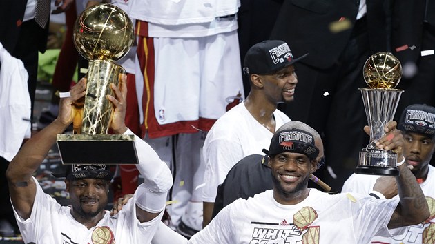 MIAMI OBHJILO TITUL. Dwyane Wade (vlevo) s trofej pro vtze NBA a LeBron James s cenou pro nejuitenjho hre finle.