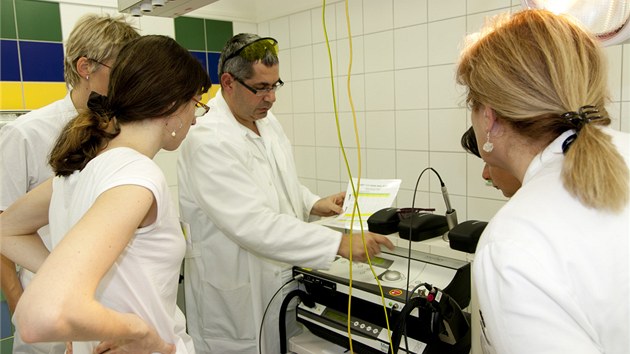 Lka Pavel Hudk ukazuje cvn laser.