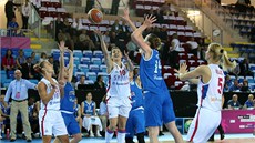 Basketbalistky Srbska (v bílém) přehrály Itálii a na mistrovství Evropy jsou v