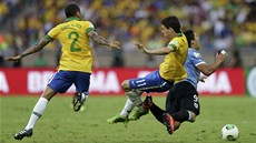 TUHÝ BOJ. Dani Alves (vlevo) sleduje, jak jeho spoluhrá� Oscar padá po souboji