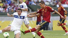 MAXIMÁLNÍ OBTAVOST. panlský útoník Fernando Torres stílí, do jeho rány