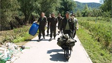 tyiatyicet len roty aktivních záloh pomáhalo vyistit trasu do Dolního