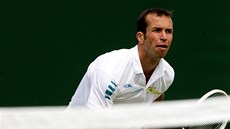 eský tenista Radek tpánek podává v utkání 2. kola Wimbledonu, které musel