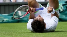 ASTNÝ PÁD. Ukrajinský tenista Sergej Stachovskij slaví výhru nad Federerem ve...