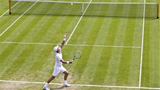 PODÁNÍ. eský tenista Tomá Berdych servíruje v utkání 2. kola Wimbledonu.