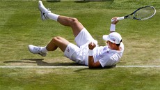 NA ZEMI. Wimbledonská tráva kloue, pesvdil se o tom i eský tenista Tomá