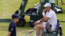 ODPOČINEK. Český tenista Tomáš Berdych sedí na lavičce během 2. kola Wimbledonu.