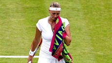 Ćeská tenistka Petra Kvitová se utírá ručníkem ve 3. kole Wimbledonu.