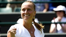 POSTUPOVÝ ÚSMĚV. Česká tenistka Petra Kvitová slaví výhru ve 3. kole Wimbledonu.