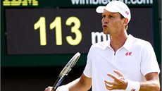 CO TO BYLO? eský tenista Tomá Berdych si vyítá chybu ve 3. kole Wimbledonu.