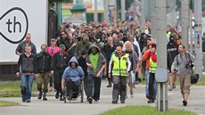 Demonstranti se pozd odpoledne pesunuli na sídlit Máj kde se stetli s