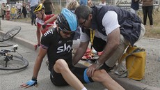 NA RENTGEN. Britský cyklista Geraint Thomas se zamotal do hromadného pádu v