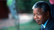 Nelson Mandela na snímku z roku 1990 krátce poté, co byl po 27 letech vzení