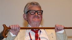 Vojtch Jasný pevzal od Jiího Bartoky Cenu prezidenta festivalu a uvedl