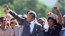 PELOMOVÝ MOMENT. Nelson Mandela s tehdejí manelkou Winnie zdraví své...