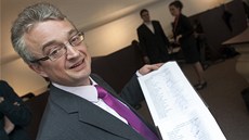 Marek Benda ukazuje 101 podpisů poslanců, kteří podporují, aby vznikla vláda