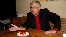 Jind�ich �ydek si v hotelu Zvíkov vyzkou�el pozici kotelníka i �editele.