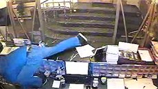 Peskoil recepní pult a odcizil nejen knihu