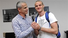 Lukáš Pauschek (vpravo), nová posila Sparty ze Slovanu Bratislava, se zdraví s