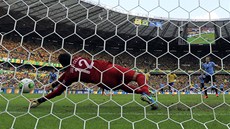 Brazilský branká� Julio Cesar likviduje penaltu uruguayského úto�níka Diega